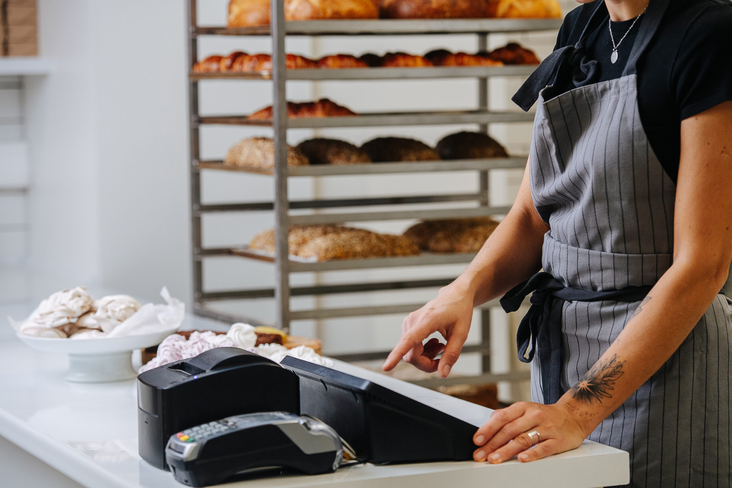 Jakie zalety oferują drukarki fiskalne w porównaniu do tradycyjnych kas?